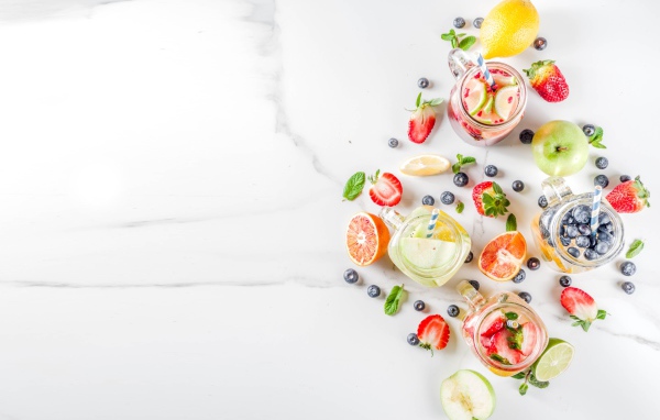 Смузи в баночках на столе с ягодами и фруктами