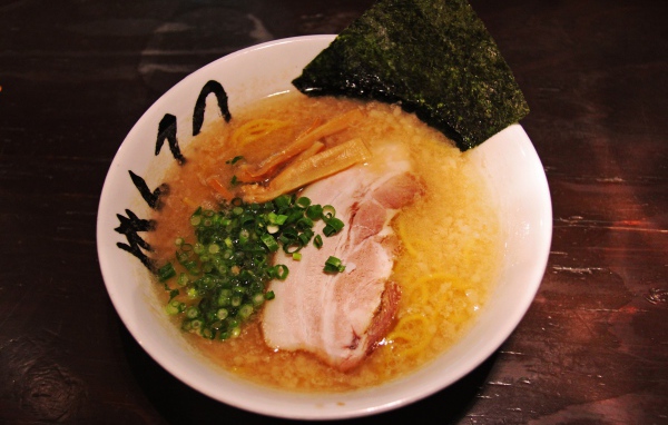 Суп с беконом и зеленью на столе 