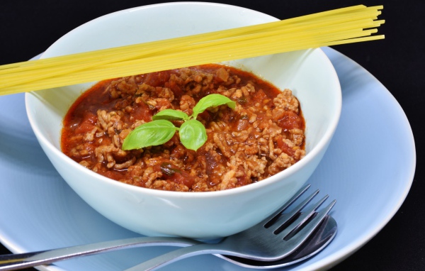 Спагетти с острым соусом с мясом на столе 