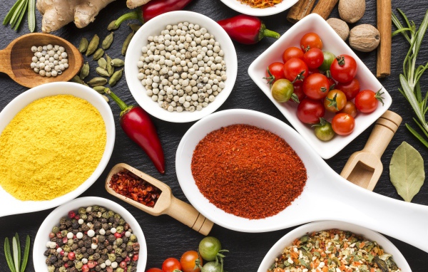 Специи на столе с помидорами и сладким перцем