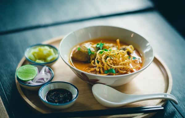 Острый суп с луком на столе 