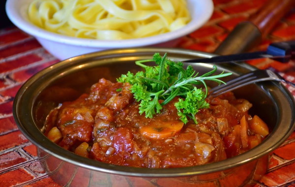 Острое блюдо из овощей в тарелке с петрушкой 