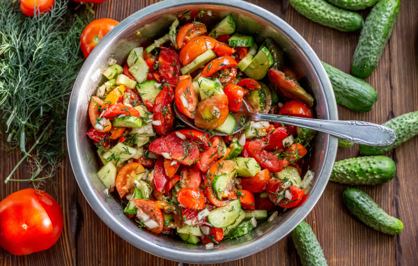 Весенний салат с помидорами и огурцами 