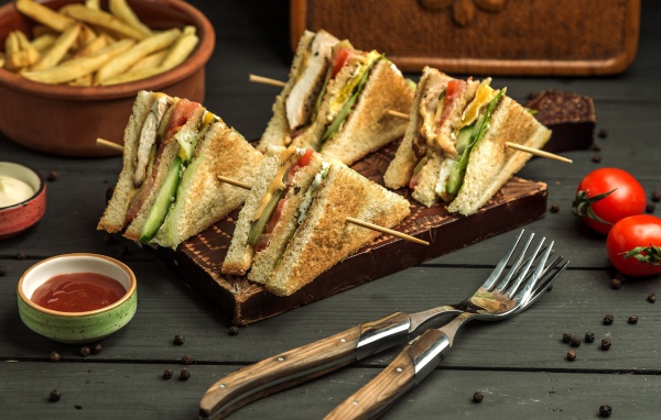 Вкусные сэндвичи с хрустящим хлебом