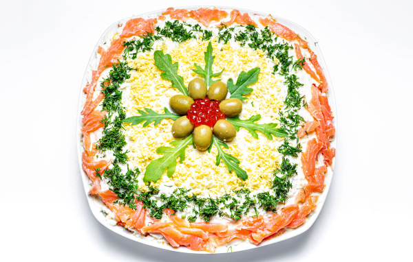 Вкусный салат с красной рыбой на белом фоне