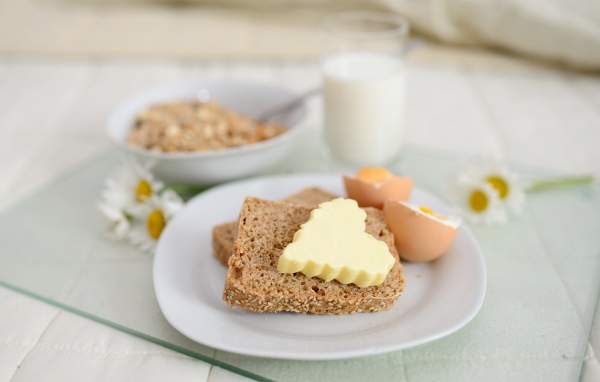 Тосты с сыром и вареными яйцами на тарелке 