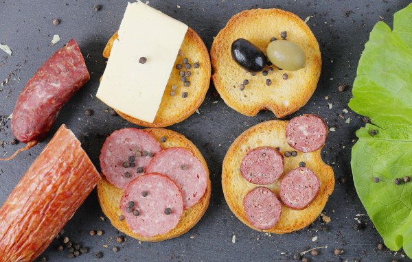 Тосты с колбасой, оливками и сыром