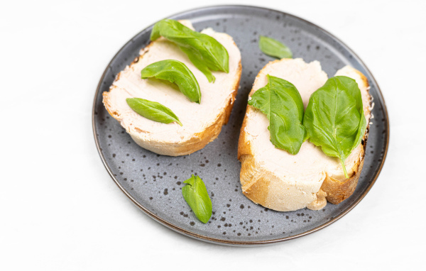 Два бутерброда с листьями базилика 