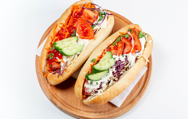 Два вегетарианских хот дога  на белом фоне 