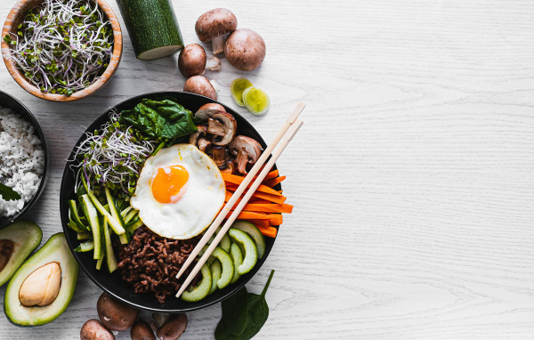 Овощи с яичницей на столе 