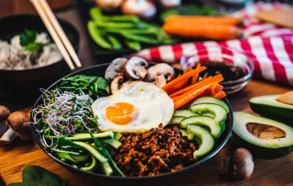 Вегетарианский завтрак на столе с овощами