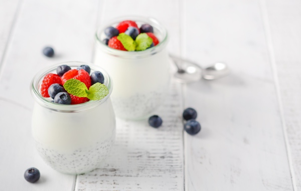 Йогурт в баночке с семенами годжи и ягодами черники и малины