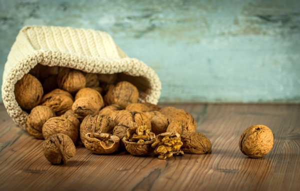 Мешок с грецкими орехами на столе 