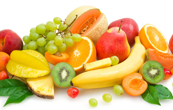 Аппетитное фруктовое ассорти на белом фоне