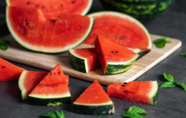 Аппетитный сочный арбуз кусочками на столе