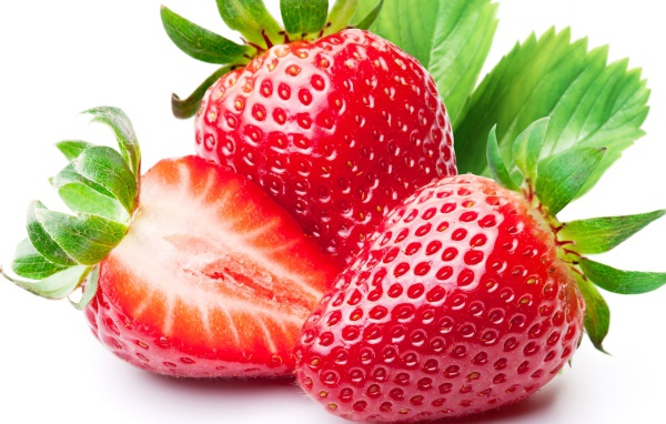 Аппетитная красная сладкая клубника на белом фоне