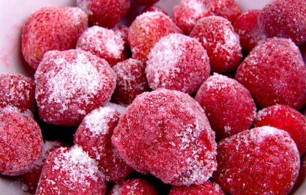 Миска с замороженной клубникой  