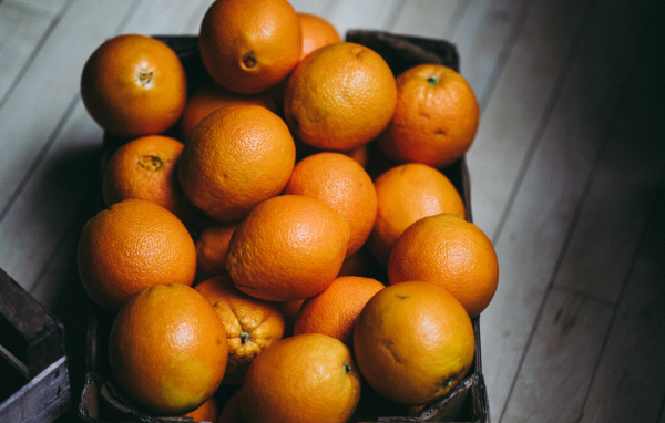 Ящик оранжевых спелых апельсинов 