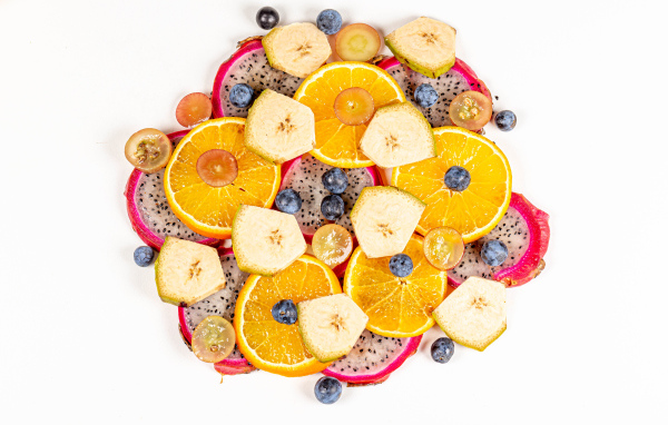 Цитрусовые фрукты с ягодами на белом фоне