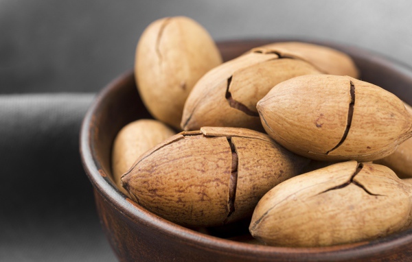 Треснувшие орехи пекан