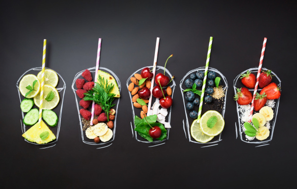 Нарисованные стаканы с ягодами на сером фоне