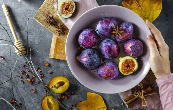 Инжир в миске с синими сливами