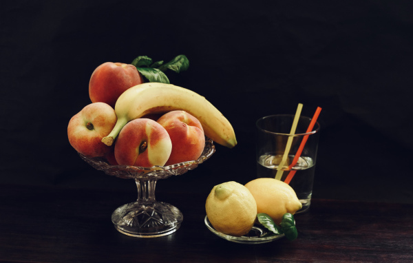 Свежие фрукты на столе с напитком