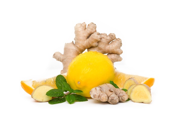 Свежий лимон с корнем имбиря и мятой на белом фоне