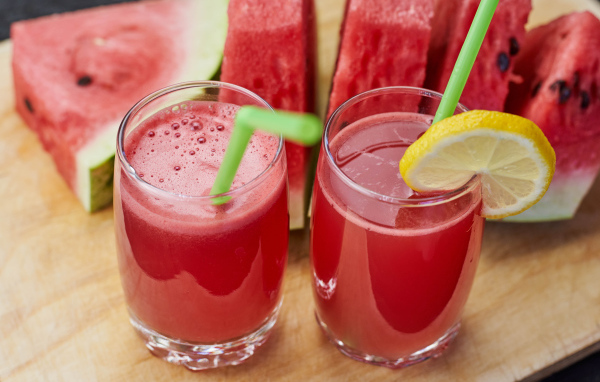Свежий арбузный сок в стаканах на столе
