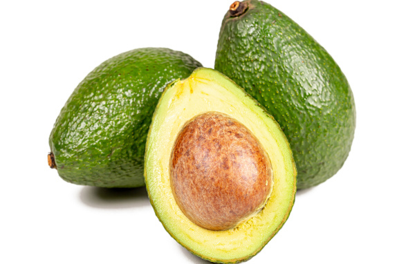 Зеленые плоды авокадо на белом фоне
