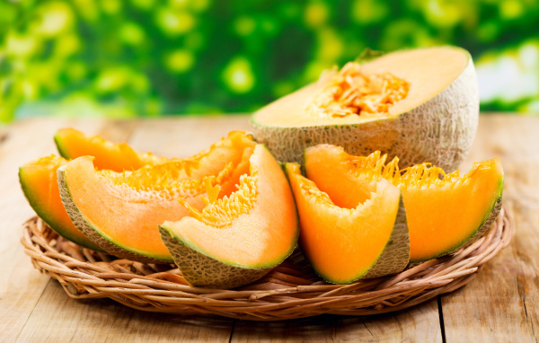 Сочная желтая дыня на столе 