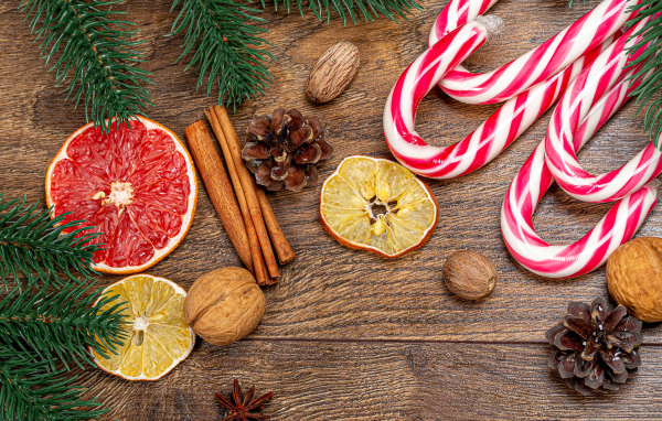 Леденцы на столе с орехами, корицей и апельсинами