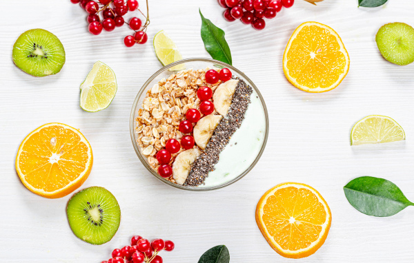 Мюсли на столе с калиной и цитрусовыми фруктами