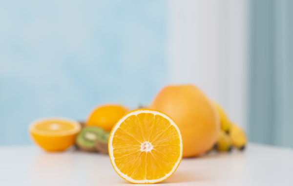 Оранжевые апельсины с киви на столе 
