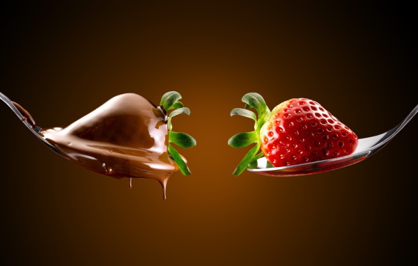 Красная клубника и в шоколаде на ложках 