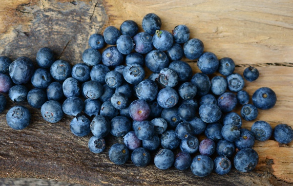 Спелая синяя ягода черника на столе крупным планом 