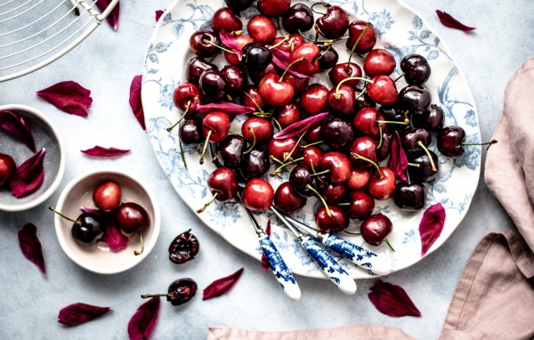 Спелые сладкие ягоды черешни на столе 