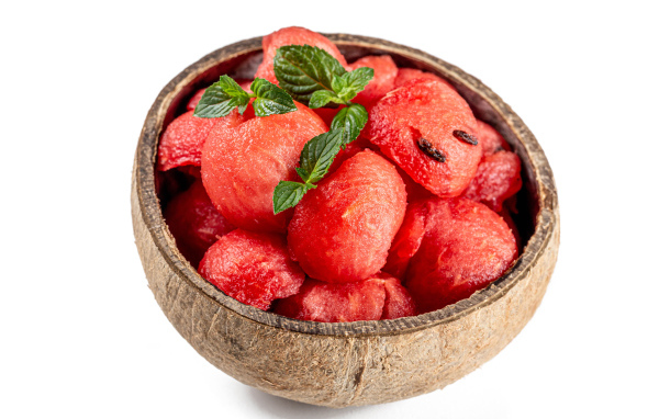 Сладкая мякоть арбуза в миске на белом фоне