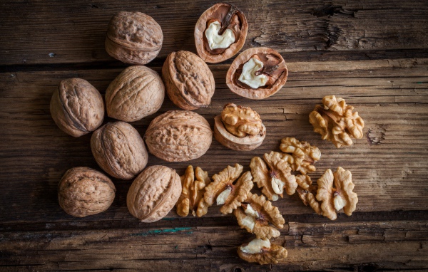 Грецкие орехи на деревянном столе 