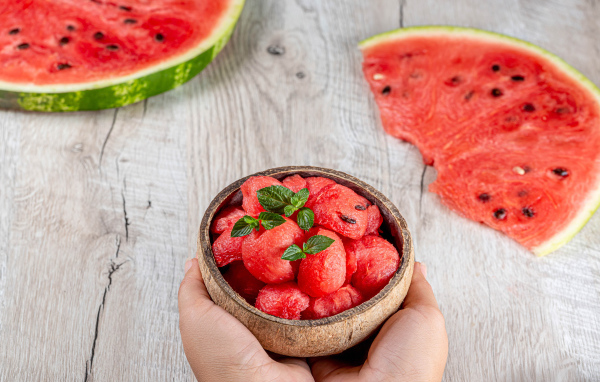 Мякоть арбуза в миске в руках