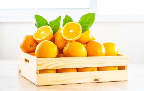 Деревянный ящик спелых сочных апельсинов