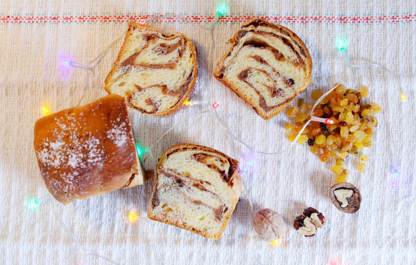 Кекс с изюмом на столе с гирляндой 