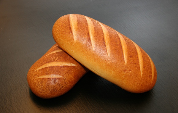 Два свежих румяных батона на столе