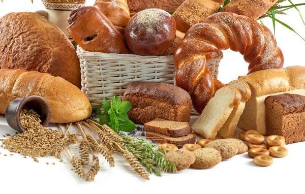 Различная вкусная ароматная свежая выпечка на белом фоне