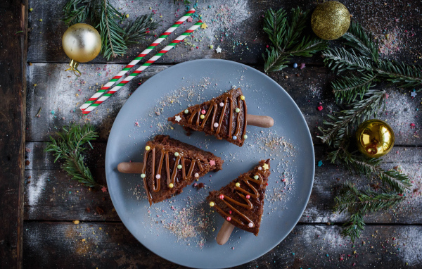 Аппетитное шоколадное пирожное на новый год 