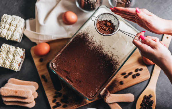 Аппетитный десерт посыпан какао 