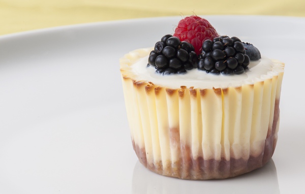 Аппетитный десерт с ягодами черники и малины 