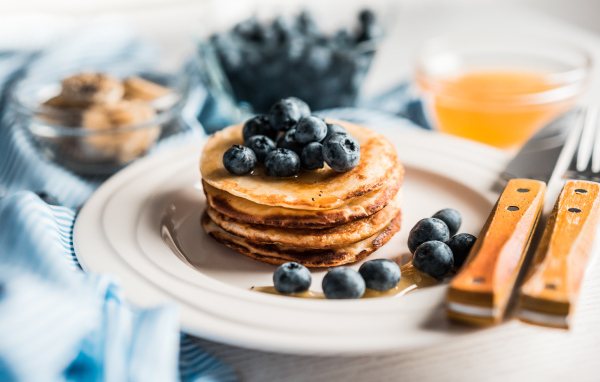 Аппетитные румяные оладьи с медом и ягодами черники