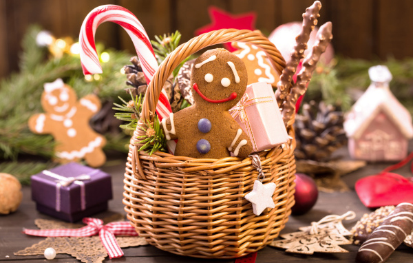 Красивое рождественское печенье в корзине со сладостями