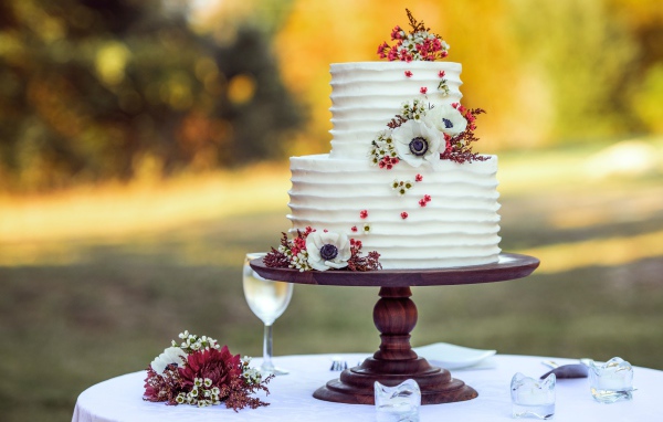 Красивый свадебный торт с цветами 